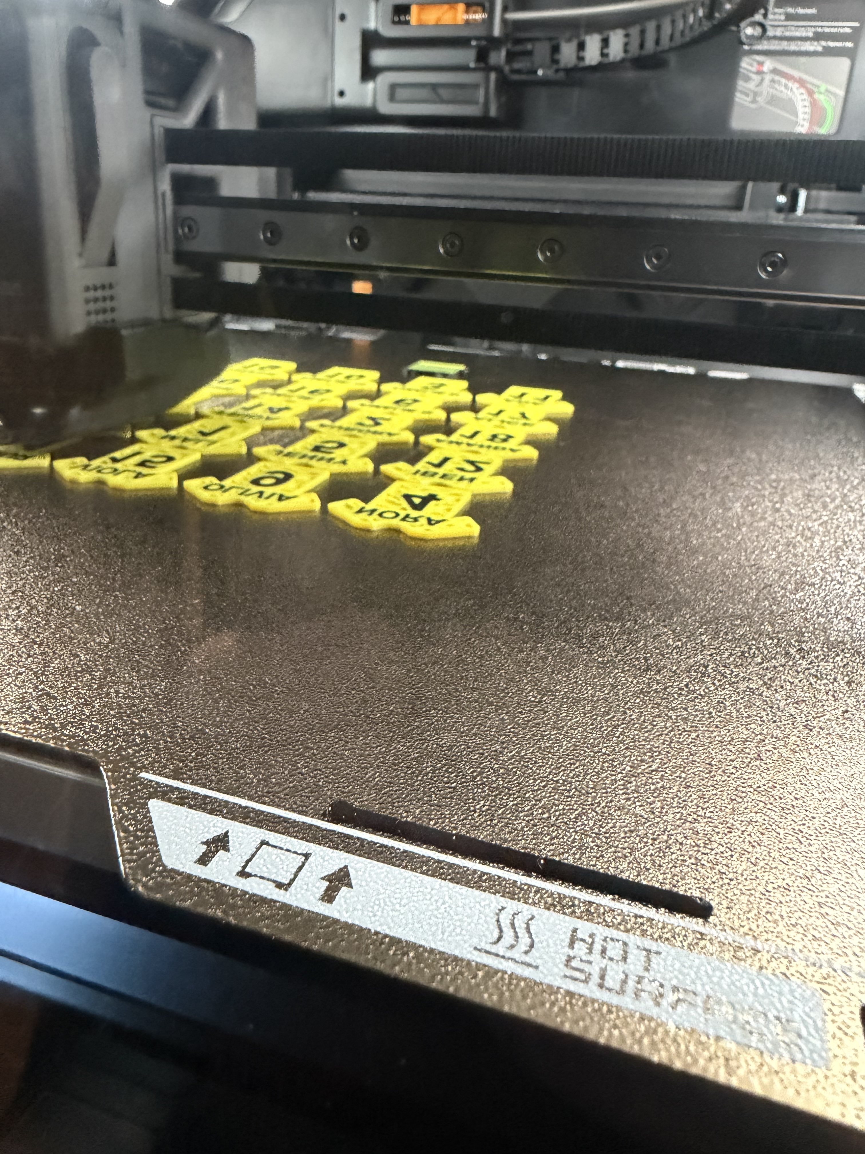 Et helt lag med draktmagneter ferdig printet fra 3D-printeren