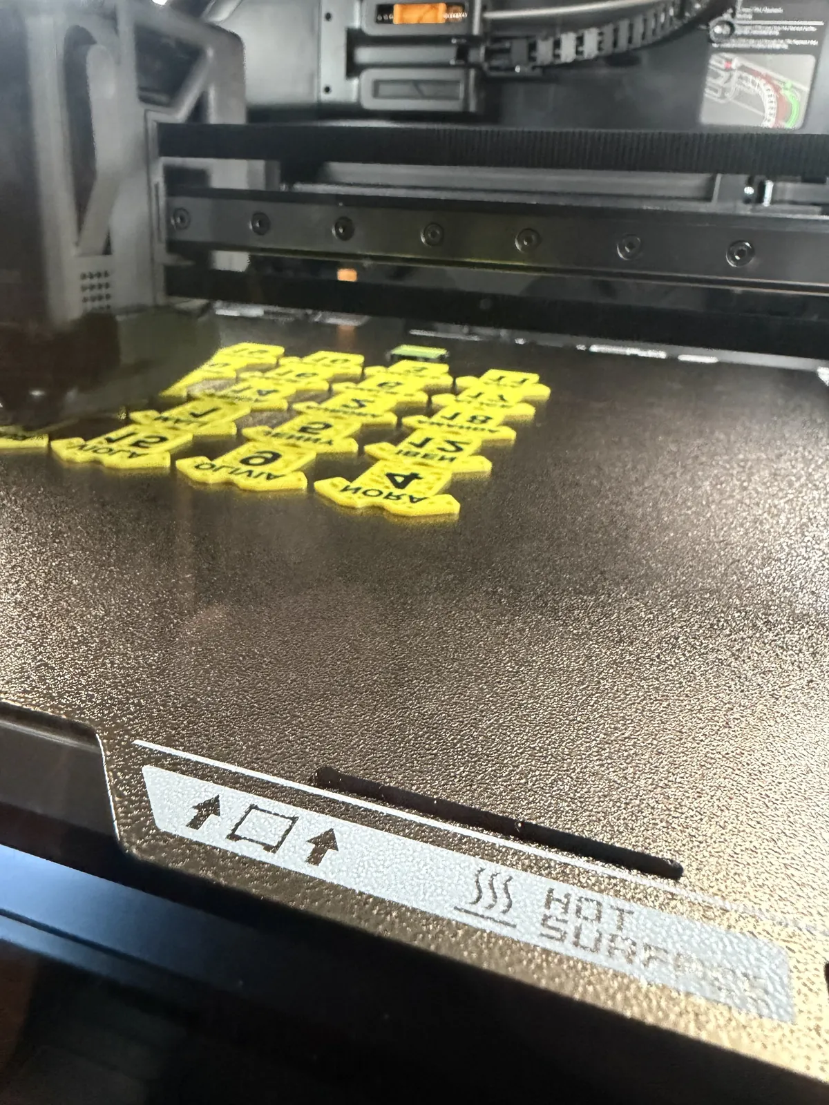Et helt lag med draktmagneter ferdig printet fra 3D-printeren